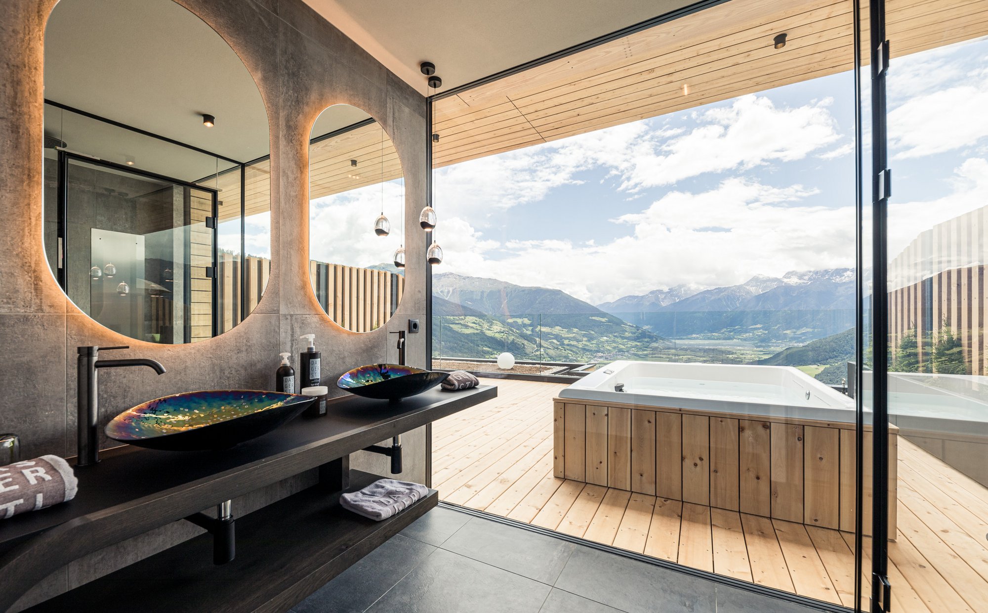 Badezimmer der Loft Suite mit Panoramablick und eigenem Whirlpool auf der Terrasse