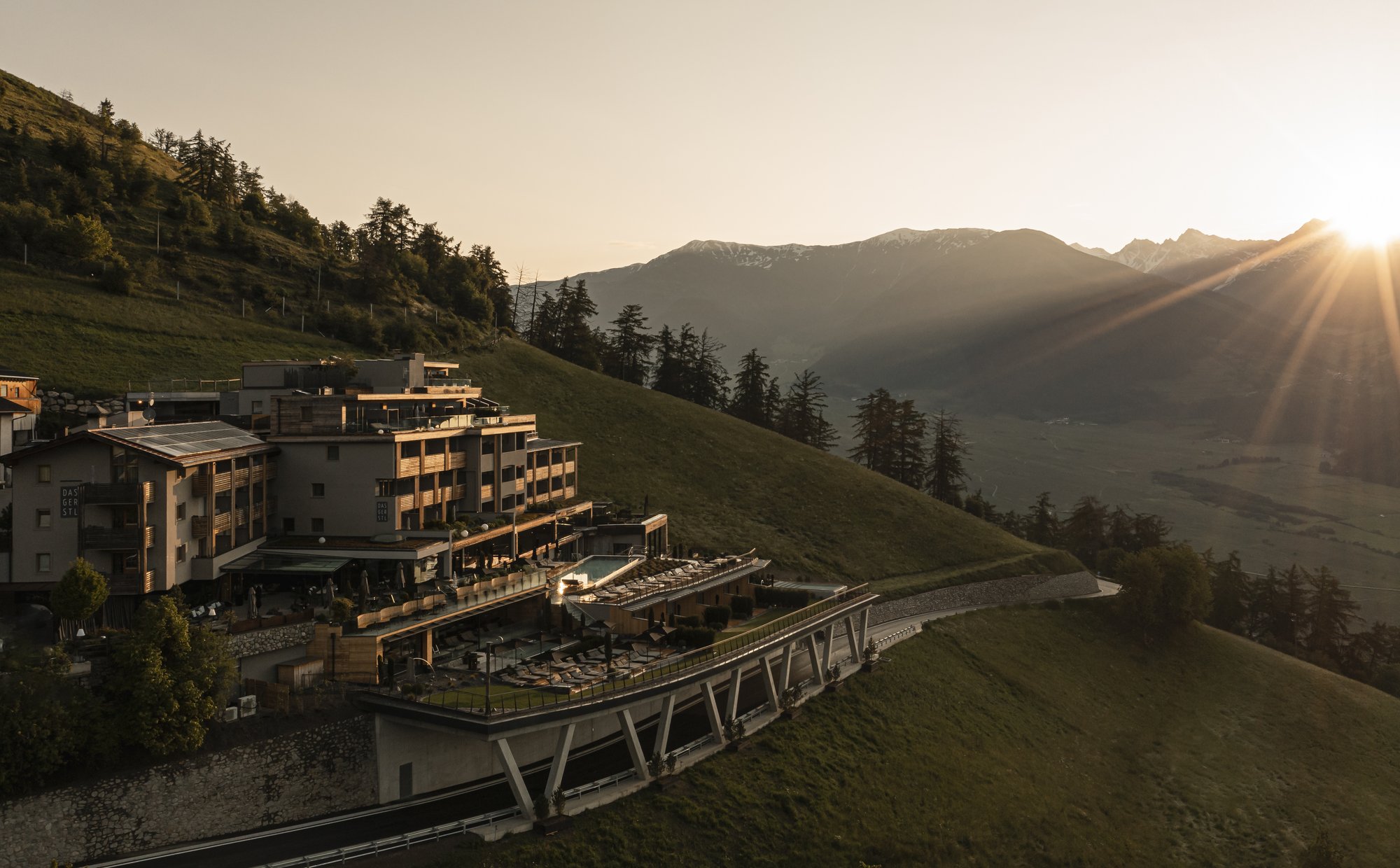 Außenansicht DAS GERSTL Alpine Retreat mit Sonnenaufgang